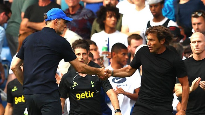 LONDON, ENGLAND - AUGUST 14: Chelsea manager Thomas Tuchel shakes hands with with Tottenham Hotspur manager Antonio Conte at full-time following the Premier League match between Chelsea FC and Tottenham Hotspur at Stamford Bridge on August 14, 2022 in London, England. (Photo by Chris Brunskill/Fantasista/Getty Images)