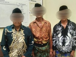 Astaga! 3 Kakek di Lamongan Terciduk Tengah Malam Sedang Judi di Kuburan