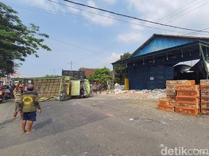 Pengakuan Sopir Truk Tabrak Kafe di Mojokerto, Oleng Usai Hindari Dump Truk Pengakuan Sopir Truk Tabrak Kafe di Mojokerto, Oleng Usai Hindari Dump Truk