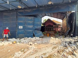 Penampakan Kafe yang Tertabrak Truk Muat Ayam hingga Terguling di Mojokerto