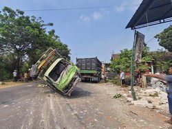 Truk Muat Ayam Tabrak Kafe-Terguling di Mojokerto, Sopir-Penumpang Terluka