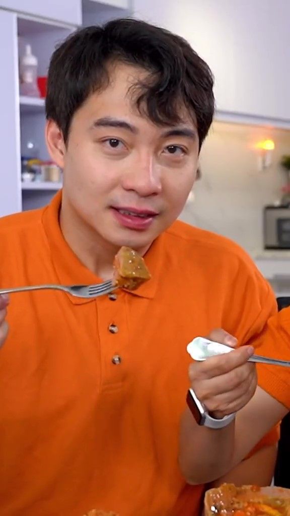 Kocak! Uncle Roger Ditantang Makan Bakso Mercon, Begini Reaksinya