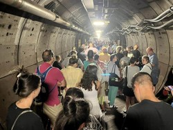 Ngeri! Kereta Mogok, Penumpang Jalan Kaki di Terowongan Bawah Tanah