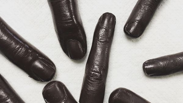 10 Kreasi Cokelat Bentuk Realistis, Ada Kodok hingga Jari Manusia