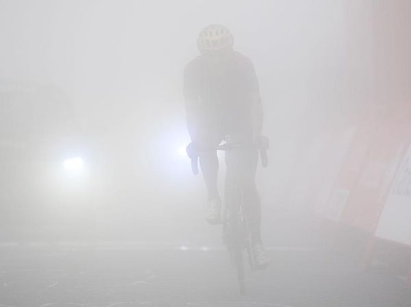 Epik, Pebalap Jay Vine Unggul di Etape yang Ketutup Kabut-Dingin-Hujan