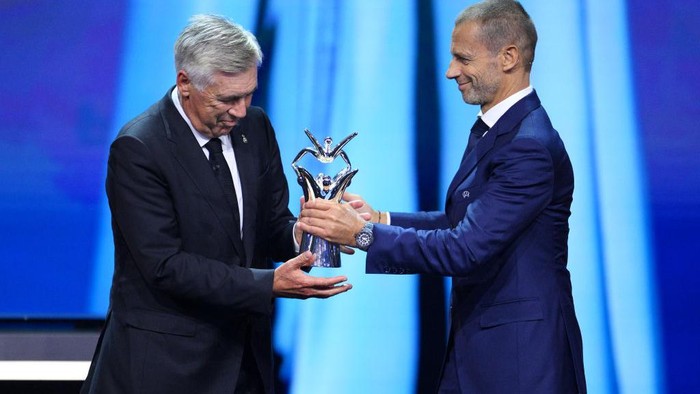 ISTANBUL, TURKIYE- AUGUST 25: Carlo Ancelotti, Head Coach of Real Madrid CF is presented with the UEFA Mens Coach of the Year Award by UEFA President, Aleksander Ceferin during the UEFA Champions League 2022/23 Group Stage Draw at Halic Congress Centre on August 25, 2022 in Istanbul, Turkiye. (Photo by Lukas Schulze - UEFA/UEFA via Getty Images)