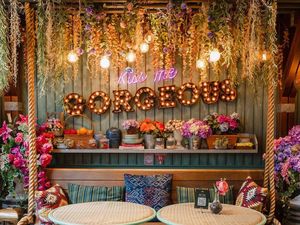 5 Kafe Tema Bunga yang Cantik, Cocok Buat Makan Enak Plus Foto-foto 5 Kafe Tema Bunga yang Cantik, Cocok Buat Makan Enak Plus Foto-foto