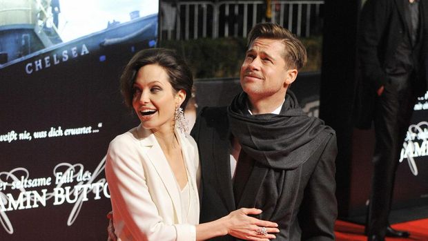 US actors Brad Pitt and Angelina Jolie pose on the red carpet for the German premiere of the film �The Curious Case of Benjamin Button� by US director David Fincher on January 19, 2009 in Berlin. The film is adapted from the 1920s story by F. Scott Fitzgerald about a man who is born in his eighties and ages backwards.  AFP PHOTO / JOHN MACDOUGALL (Photo credit should read JOHN MACDOUGALL/AFP via Getty Images)
