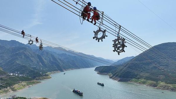 Pemberani, Mereka Pasang SUTET di Ketinggian Sungai Yangtze China