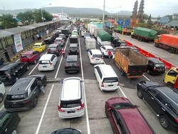 4 Jam Tutup, Antrean Kendaraan Mengular di Pelabuhan Gilimanuk