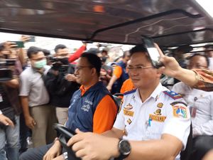 Pakai Mobil Golf, Anies Baswedan Keliling Kota Tua Hasil Revitalisasi