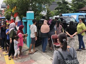 Antrean Nasi Kotak Murah di Tangsel, Khusus Hari Jumat