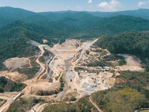 Jokowi Resmikan Bendungan Tiu Sintuk Senilai Rp 1,4 Triliun Jokowi Resmikan Bendungan Tiu Sintuk Senilai Rp 1,4 Triliun