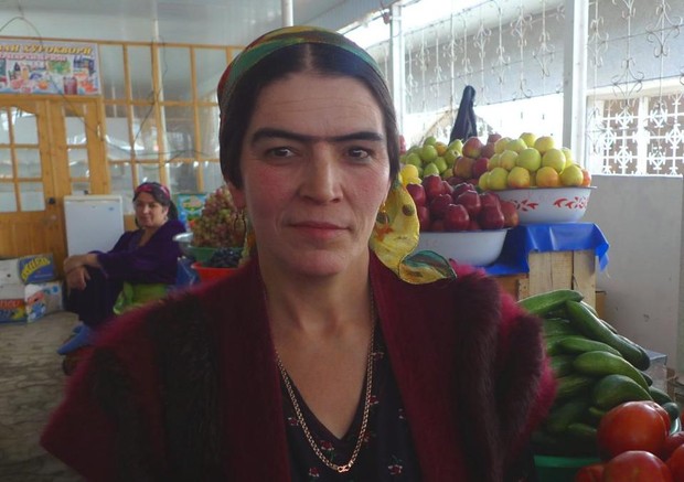 unibrow sebagai simbol kecantikan di Tajikistan
