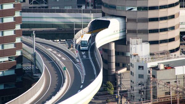 Bukan Trik Kamera, Jalan Tol Ini Benar-benar Menembus Gedung
