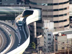 Bukan Trik Kamera, Jalan Tol Ini Benar-benar Menembus Gedung