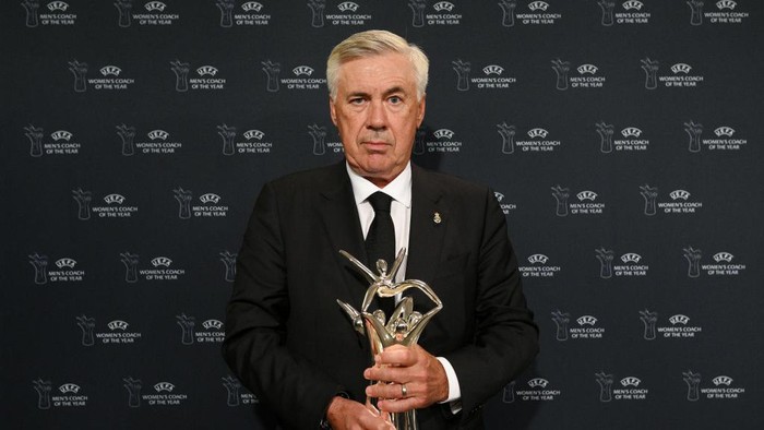 ISTANBUL, TURKIYE- AUGUST 25: Carlo Ancelotti, Head Coach of Real Madrid CF poses for a photograph with the UEFA Mens Coach of the Year Award after the UEFA Champions League 2022/23 Group Stage Draw at Halic Congress Centre on August 25, 2022 in Istanbul, Turkiye. (Photo by Lukas Schulze - UEFA/UEFA via Getty Images)