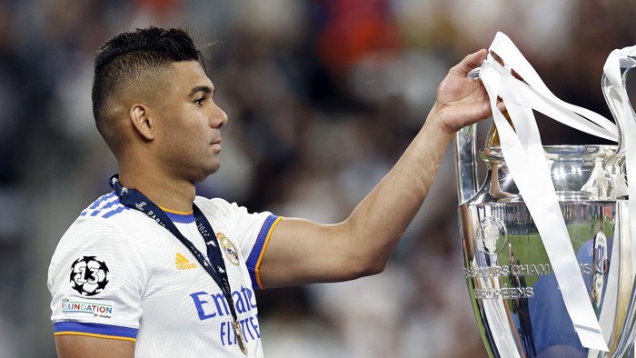PARIS - Casemiro of Real Madrid with UEFA Champions League trophy, Coupe des clubs Champions Europeans during the UEFA Champions League final match between Liverpool FC and Real Madrid at Stade de Franc on May 28, 2022 in Paris, France. ANP | DUTCH HEIGHT | MAURICE VAN STONE (Photo by ANP via Getty Images)