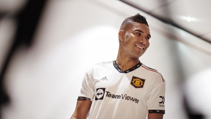MANCHESTER, ENGLAND - AUGUST 25: (EXCLUSIVE COVERAGE) Casemiro of Manchester United poses after signing for the club at Carrington Training Ground on August 25, 2022 in Manchester, England. (Photo by Manchester United/Manchester United via Getty Images)