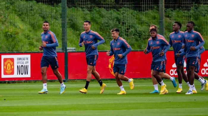 MANCHESTER, ENGLAND - AUGUST 25: (EXCLUSIVE COVERAGE) Casemiro, Cristiano Ronaldo, Lisandro Martinez, Fred, Anthony Elanga, Aaron Wan-Bissaka of Manchester United in action during a first team training session at Carrington Training Ground on August 25, 2022 in Manchester, England. (Photo by Ash Donelon/Manchester United via Getty Images)