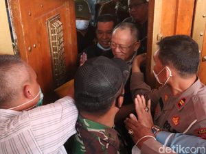 Potret Bebasnya Dada Rosada dari Lapas Sukamiskin