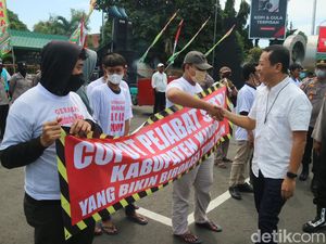 Massa Geruduk Kantor Pemkab Kudus Minta Sekda Dicopot, Ada Apa?