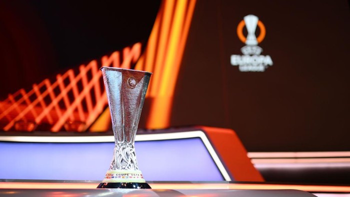 ISTANBUL, TURKEY - AUGUST 26: The UEFA Europa League trophy is seen prior to the UEFA Europa League 2022/23 Group Stage Draw on August 26, 2022 in Istanbul, Turkey. (Photo by Lukas Schulze - UEFA/UEFA via Getty Images)
