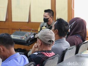 Empat Warga Padang Dihukum karena Buang Sampah Sembarangan Empat Warga Padang Dihukum karena Buang Sampah Sembarangan