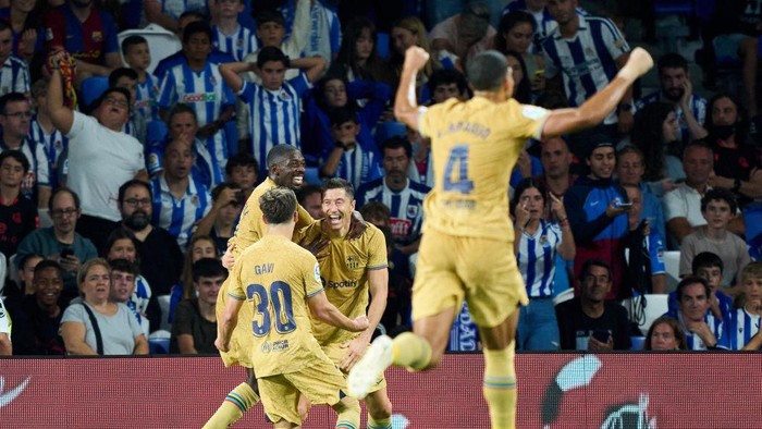 SAN SEBASTIAN, SPAIN - AUGUST 21: Robert Lewandowski of FC Barcelona celebrates with Ousmane Dembele after scoring their sides third goal  during the LaLiga Santander match between Real Sociedad and FC Barcelona at Reale Arena on August 21, 2022 in San Sebastian, Spain. (Photo by Juan Manuel Serrano Arce/Getty Images)