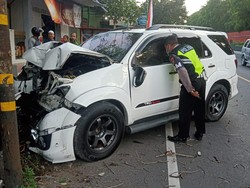 Fortuner Ringsek Tabrak Pohon di Kediri, Dua Penumpangnya Tewas