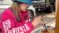 Aksi Denise Chariesta Saat Makan Nasi Padang hingga Bakso Gerobakan