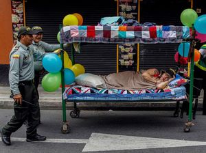 Aksi Lucu Warga Kolombia Rayakan Tradisi Hari Malas Sedunia