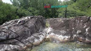 Ini Batu Betangkop, Asal Mula Nama Desa Batu Belah di Anambas