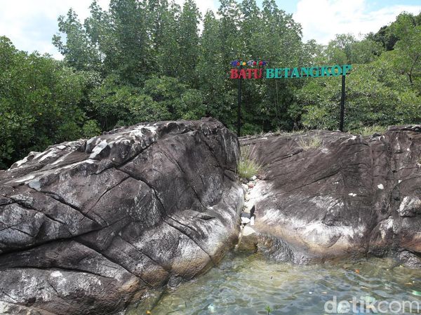 Ini Batu Betangkop, Asal Mula Nama Desa Batu Belah di Anambas