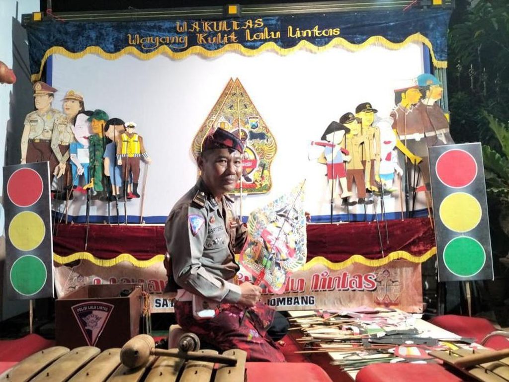 Mengenal Iptu Sartono, Polisi yang Juga Piawai Jadi Dalang Wayang Kulit Mengenal Iptu Sartono, Polisi yang Juga Piawai Jadi Dalang Wayang Kulit