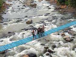 Sempat Roboh Diterjang Banjir, Jembatan Cikaengan Kini Bisa Diakses Lagi