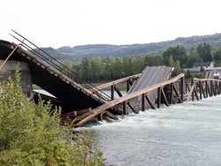 Jembatan Kayu Ambruk, Sopir Terjebak Namun Selamat