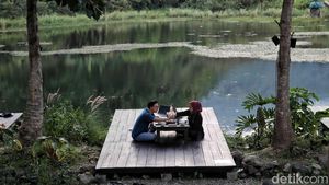 Jarang-jarang, Kafe Punya Telaga Mini Sendiri