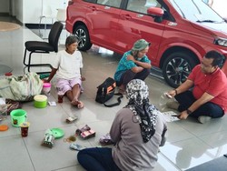 Viral Kisah Pemulung Bawa Karung Isi Duit buat Beli Mobil Baru