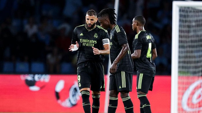 PONTEVEDRA, SPAIN - AUGUST 20: (L-R) Karim Benzema of Real Madrid, Eduardo Camavinga of Real Madrid, David Alaba of Real Madrid during the La Liga Santander  match between Celta de Vigo v Real Madrid at the Estadio Municipal de Balaidos on August 20, 2022 in Pontevedra Spain (Photo by David S. Bustamante/Soccrates/Getty Images)