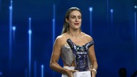 Pengumuman Pemain Terbaik UEFA digelar setelah drawing Liga Champions di Istanbul, Turki, Kamis (25/8/2022) malam WIB, diawali dari sektor putri. Gelandang Barcelona Alexia Putellas menjadi yang terbaik untuk kedua kalinya beruntun, kali ini mengalahkan Beth Mead (Arsenal) dan Lena Oberdorf (Wolfsburg). (Kristian Skeie/UEFA/Getty Images)