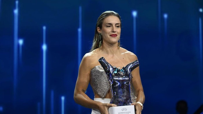 Karim Benzema Sabet Gelar Pemain Terbaik Eropa untuk Pertama Kalinya ISTANBUL, TURKIYE - AUGUST 25: UEFA Women's Player of the Year Alexia Putellas with their award on stage during the UEFA Champions League 2022/23 Group Stage Draw at Halic Congress Centre on August 25, 2022 in Istanbul, Turkiye. (Photo by Kristian Skeie - UEFA/UEFA via Getty Images)