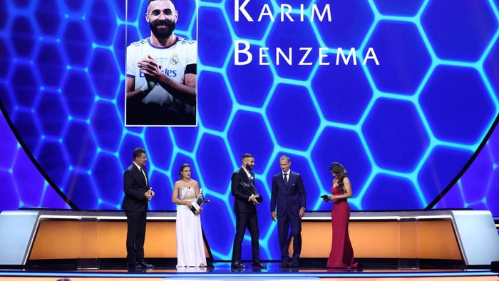 Karim Benzema Sabet Gelar Pemain Terbaik Eropa untuk Pertama Kalinya ISTANBUL, TURKIYE- AUGUST 25: Karim Benzema of Real Madrid CF is presented with the UEFA Men's Player of the Year Award by UEFA President, Aleksander Ceferin during the UEFA Champions League 2022/23 Group Stage Draw at Halic Congress Centre on August 25, 2022 in Istanbul, Turkiye. (Photo by Joosep Martinson - UEFA/UEFA via Getty Images)