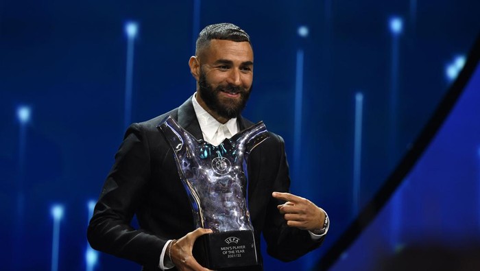 ISTANBUL, TURKIYE - AUGUST 25: UEFA Mens Player of the Year Karim Benzema poses with their award on stage during the UEFA Champions League 2022/23 Group Stage Draw at Halic Congress Centre on August 25, 2022 in Istanbul, Turkiye. (Photo by Kristian Skeie - UEFA/UEFA via Getty Images)