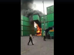 Alat Pengangkat Kontainer Terbakar di Depo Perak Barat Surabaya