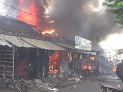 Pasar Loak di Lumajang Terbakar, 4 Mobil PMK-1 Water Canon Diterjunkan