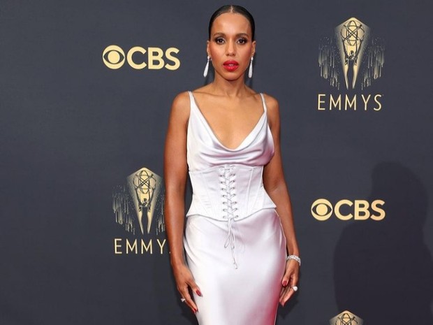 Kerry Washington menjadi selebritas perempuan yang berhasil meraih gelar doktor kehormatan