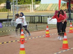 Keseruan Lomba HUT RI Pedagang Sayur-Ojol Vs Pejabat-Artis
