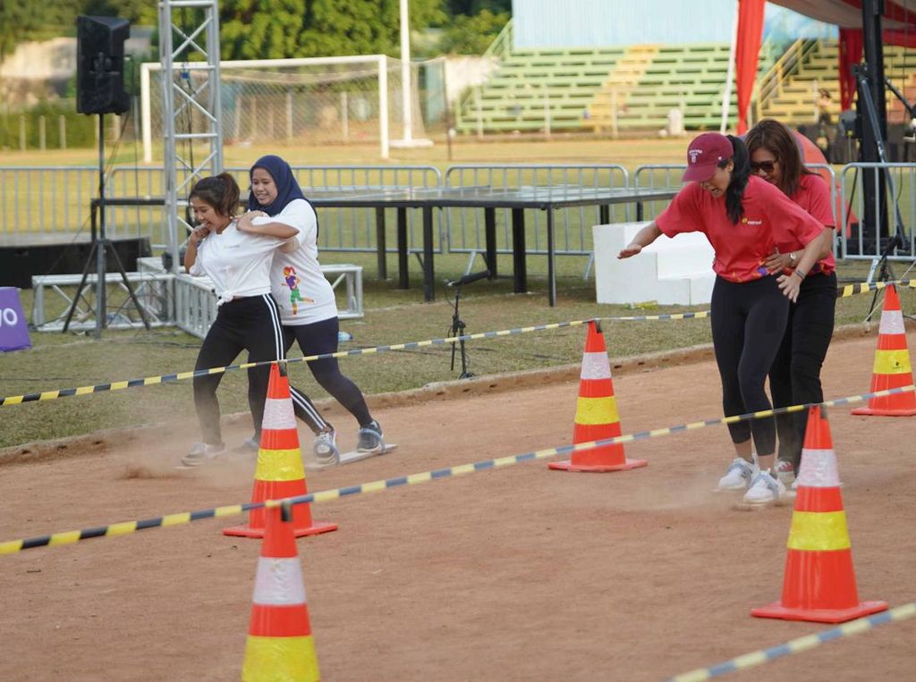 Keseruan Lomba HUT RI Pedagang Sayur-Ojol Vs Pejabat-Artis Keseruan Lomba HUT RI Pedagang Sayur-Ojol Vs Pejabat-Artis