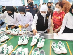 Khofifah Lepas Ekspor 14.150 Pasang Sepatu dari Madiun ke China